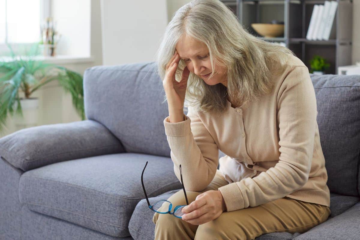 Ils se présentent en uniforme… et repartent avec ton argent : l’arnaque qui explose chez les seniors