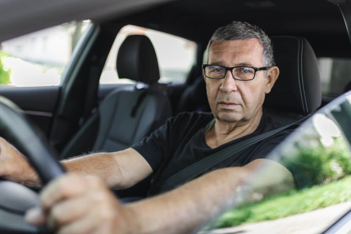Seniors au volant : ces petits changements qui en disent long sur le cerveau… la science tire la sonnette d’alarme (et ça fait réfléchir)
