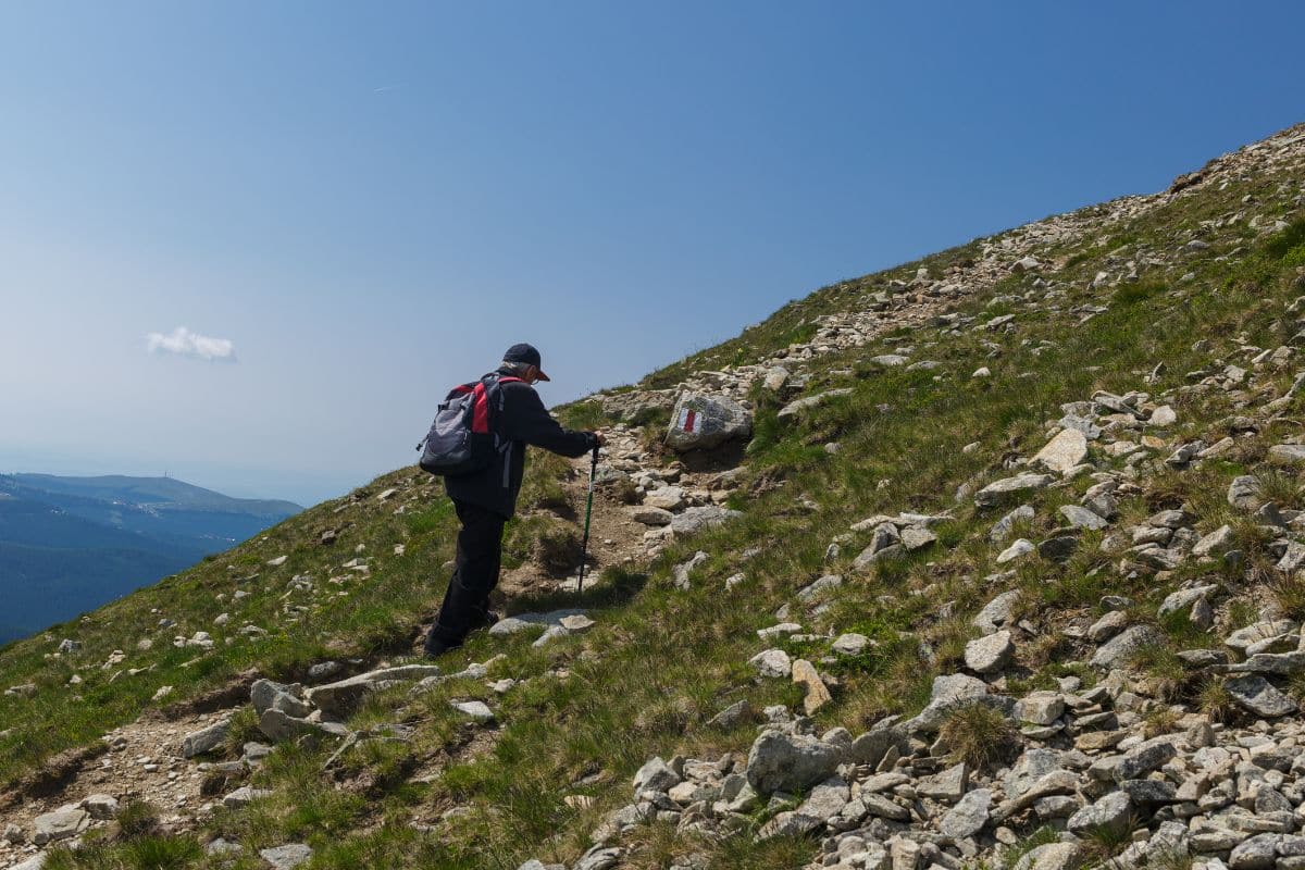 Vous pensiez être en forme : le piège silencieux de l’altitude après 60 ans enfin expliqué