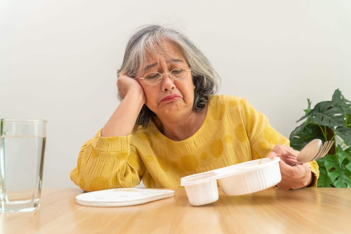 Quand un senior mange, sort et parle moins : faut-il s’inquiéter de ces signes silencieux ?