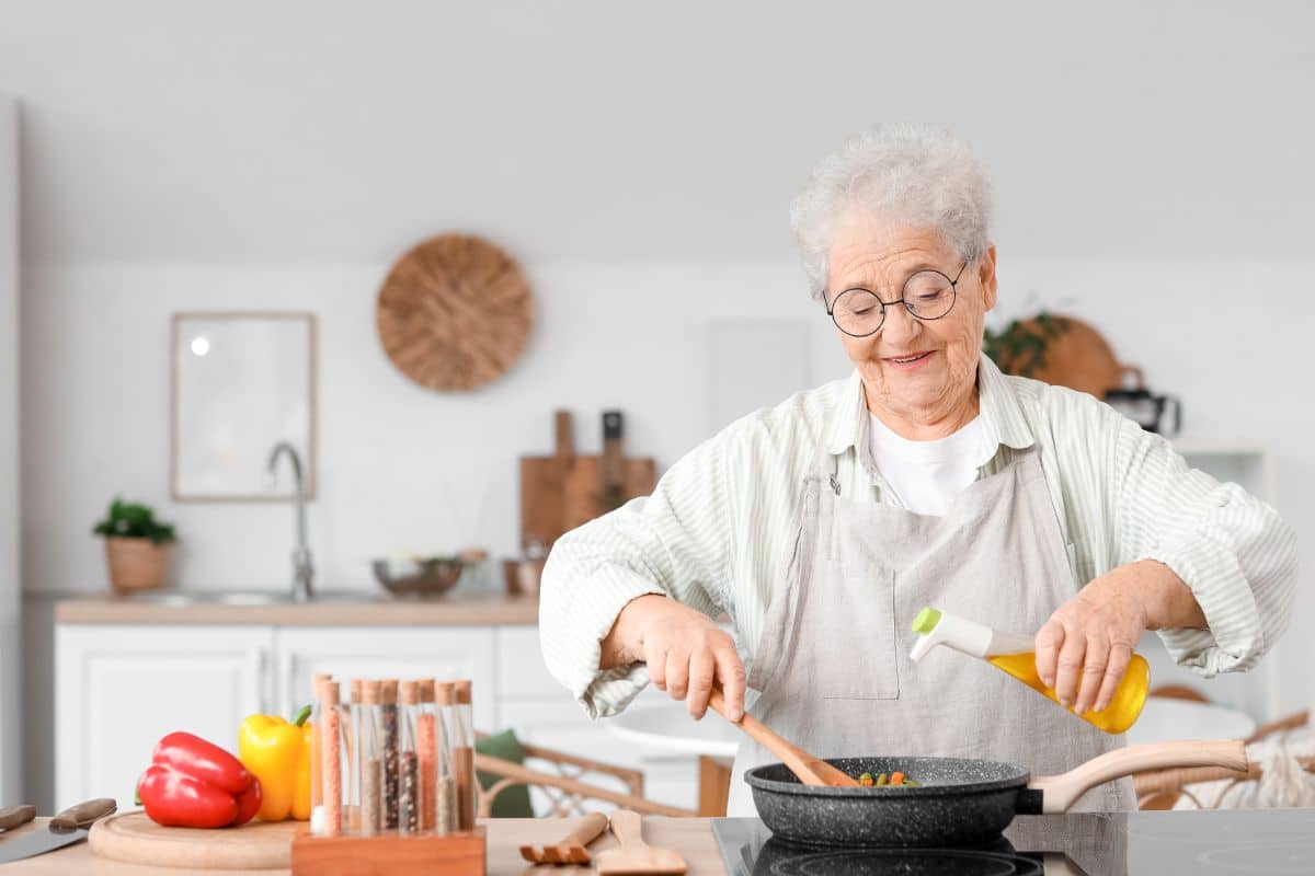 Seniors : les 8 vitamines essentielles que votre médecin surveille (et vous devriez aussi)