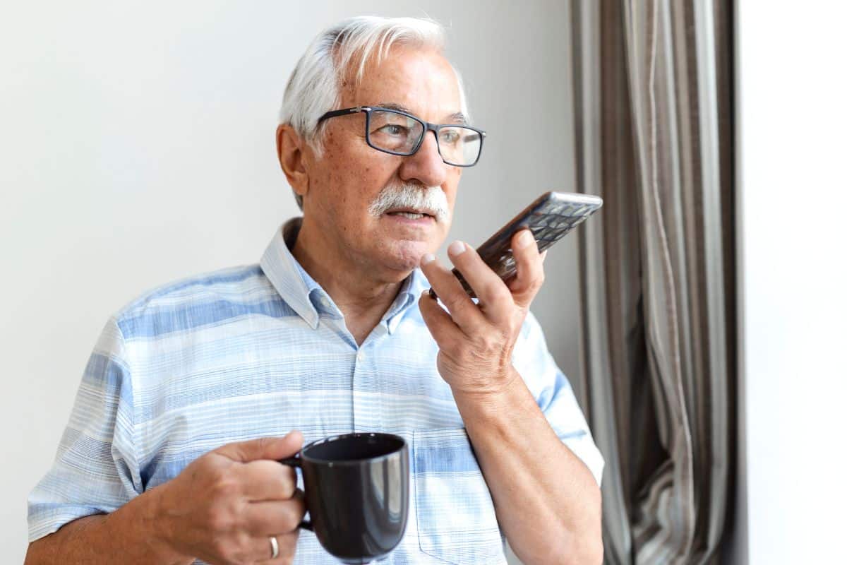 Faux conseillers bancaires, SMS colis et voix clonée : voici comment les arnaques ciblent les plus vulnérables