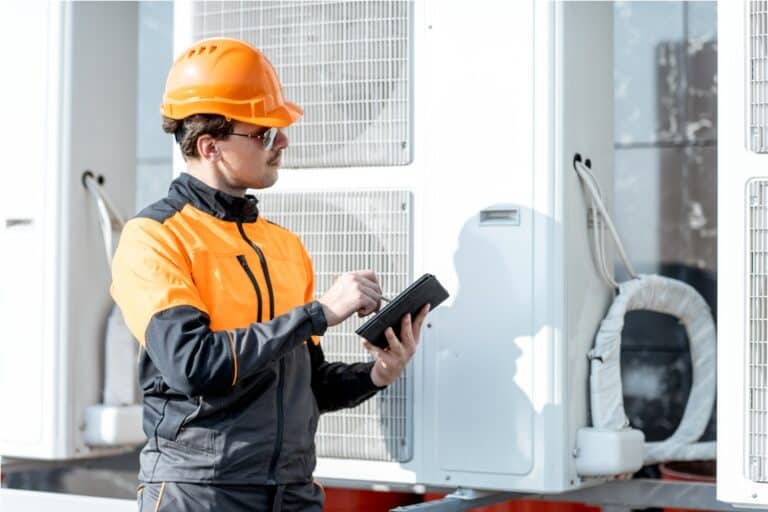 workman servicing air conditioning or heat pump wi 2021 09 02 01 01 24 utc